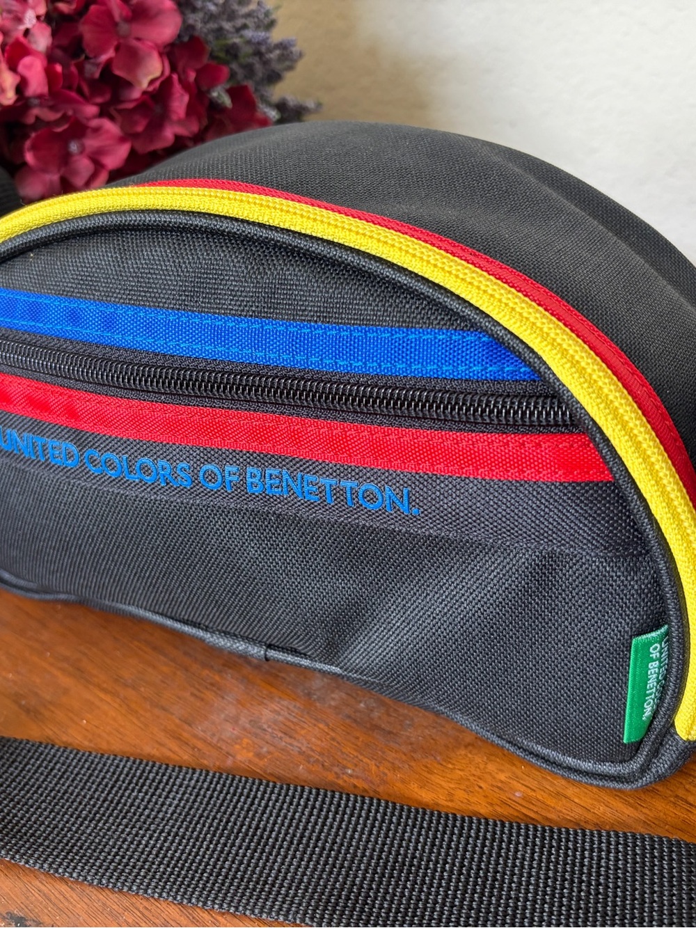 United Colors Of Benetton Vintage Camera Bag Black Fanny Pack NICE - Picture 9 of 14